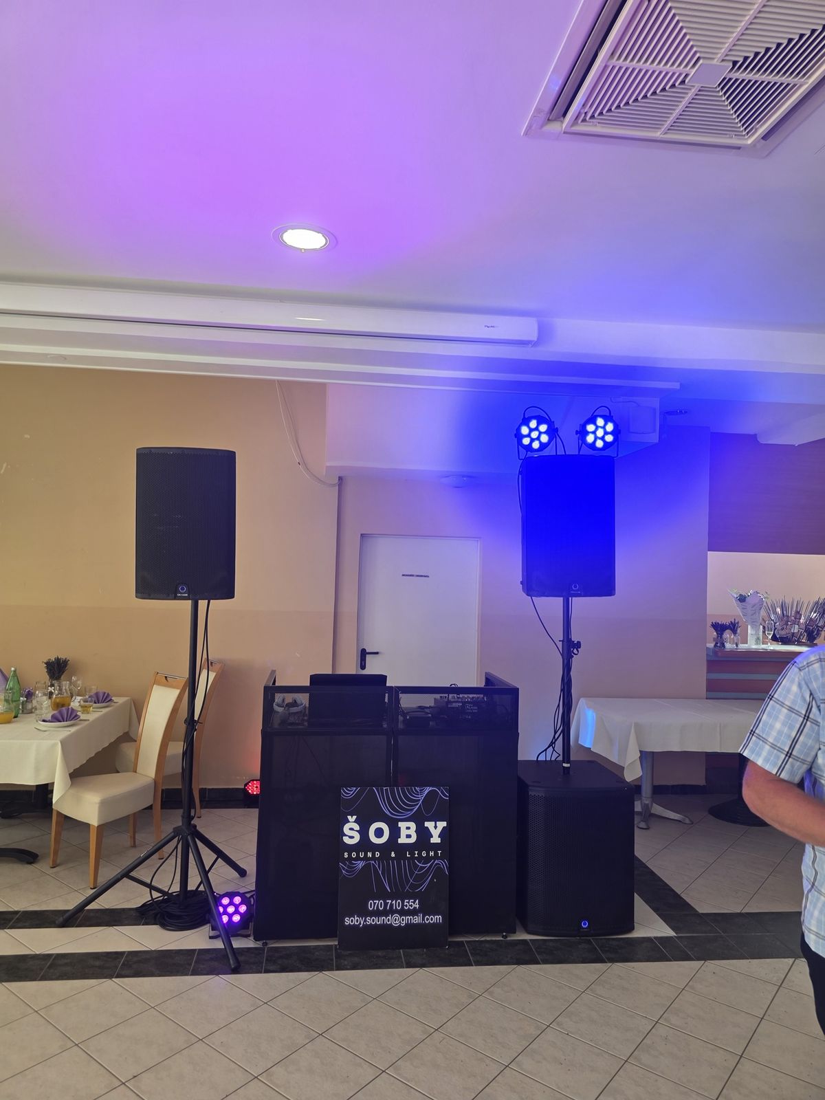 DJ postavitev z logotipom Šoby Sound & Light